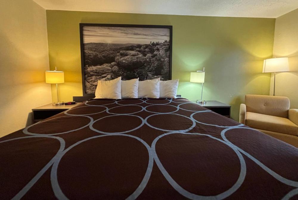 King Room - Non-Smoking interior